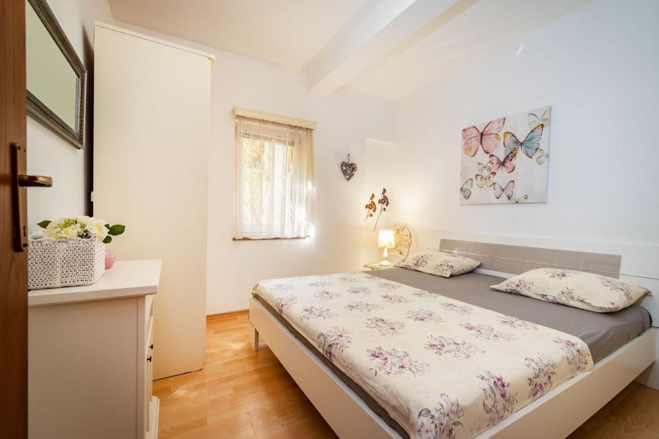 Apartments Milka Povljana Bagian luar foto