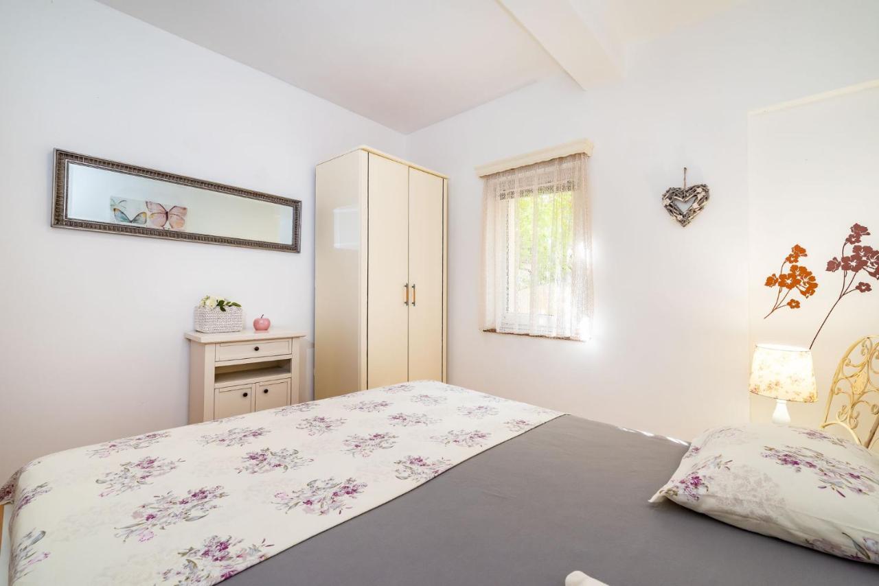 Apartments Milka Povljana Bagian luar foto