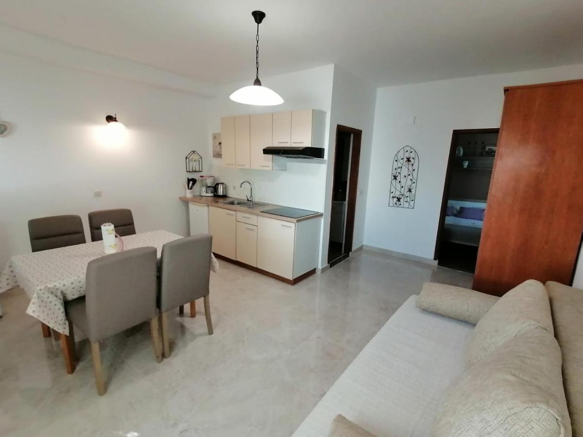 Apartments Milka Povljana Bagian luar foto